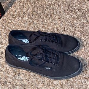 Classic Low Top Black Vans